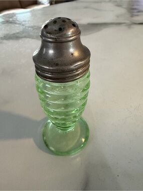 Vintage Hazel Atlas uranium Ribbed Glass Shaker with Silver-Tone Cap